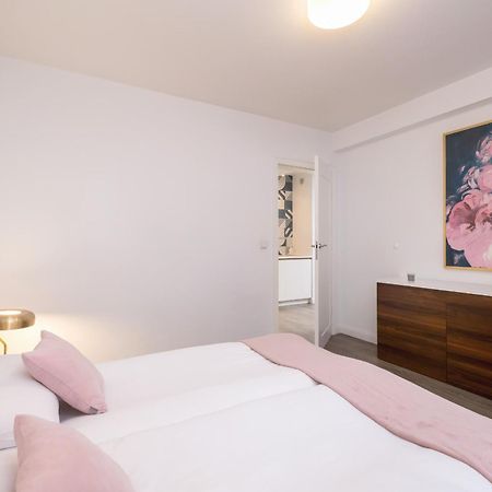 Blue And Green Apartment With Bright Pink Bedroom In Krakow By Noclegi Renters 外观 照片