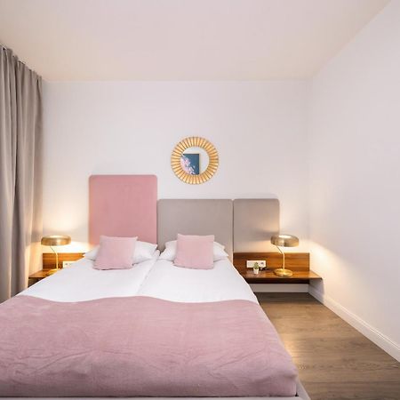 Blue And Green Apartment With Bright Pink Bedroom In Krakow By Noclegi Renters 外观 照片