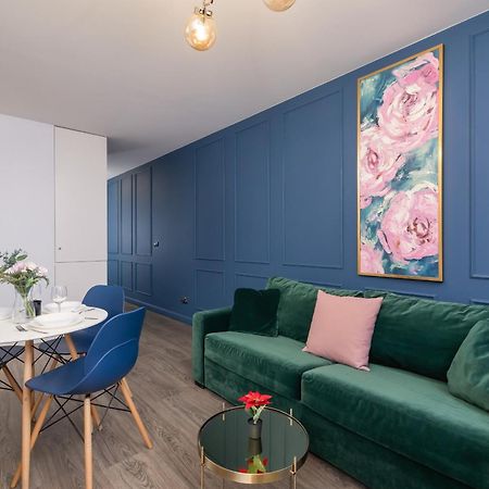 Blue And Green Apartment With Bright Pink Bedroom In Krakow By Noclegi Renters 外观 照片
