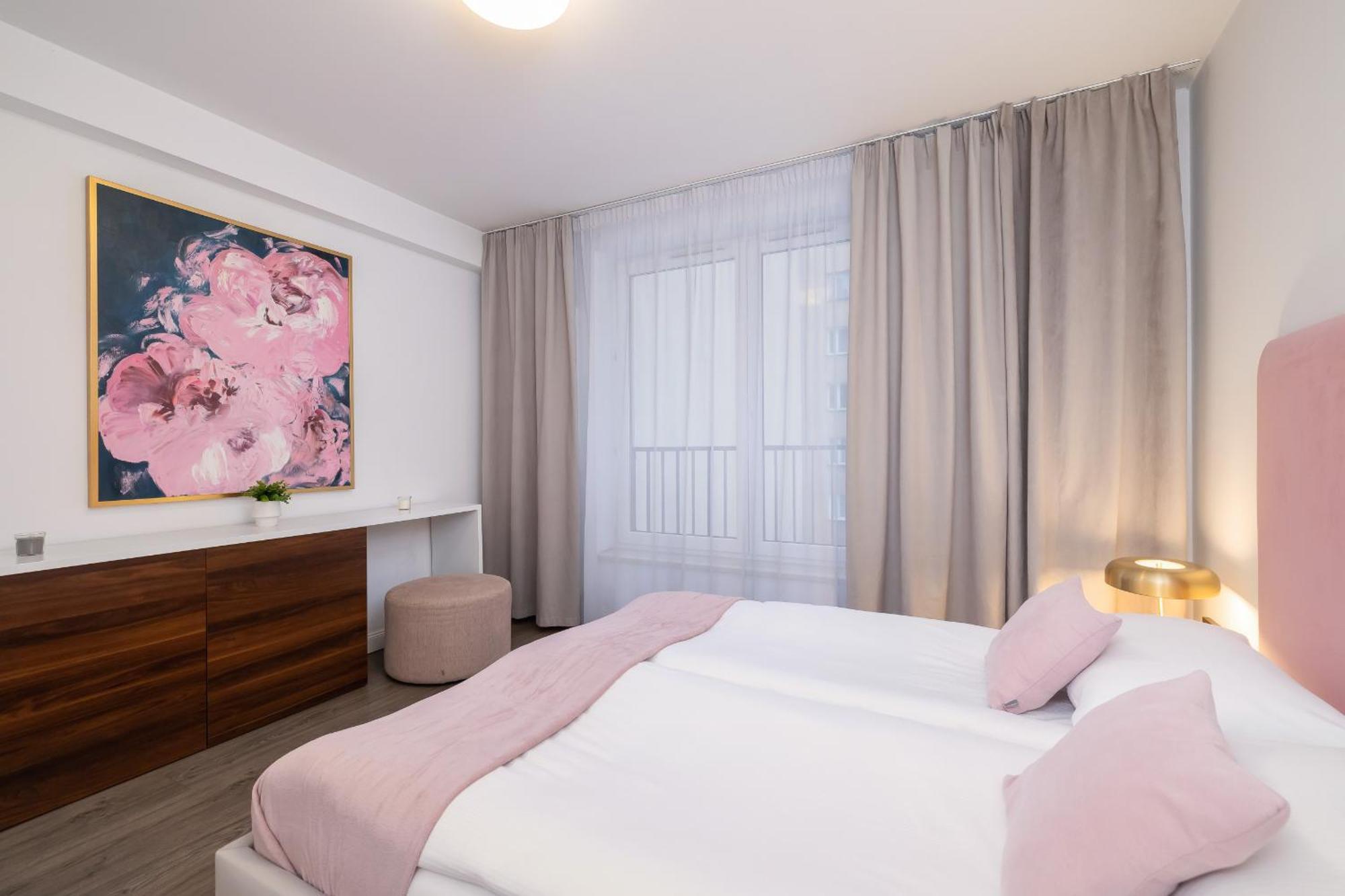 Blue And Green Apartment With Bright Pink Bedroom In Krakow By Noclegi Renters 外观 照片