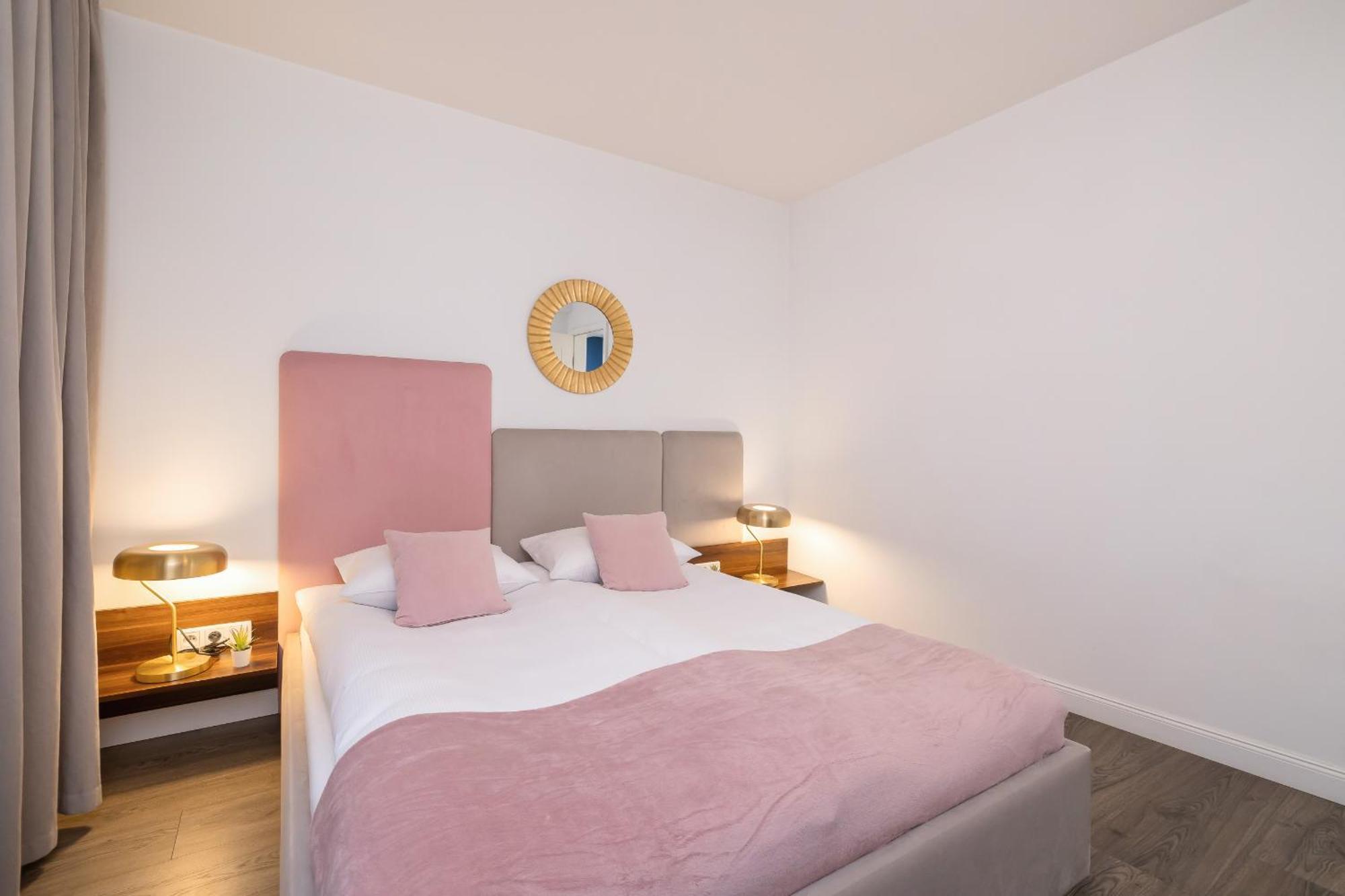 Blue And Green Apartment With Bright Pink Bedroom In Krakow By Noclegi Renters 外观 照片