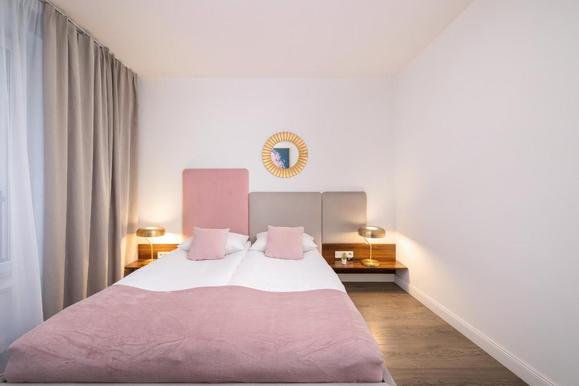 Blue And Green Apartment With Bright Pink Bedroom In Krakow By Noclegi Renters 外观 照片