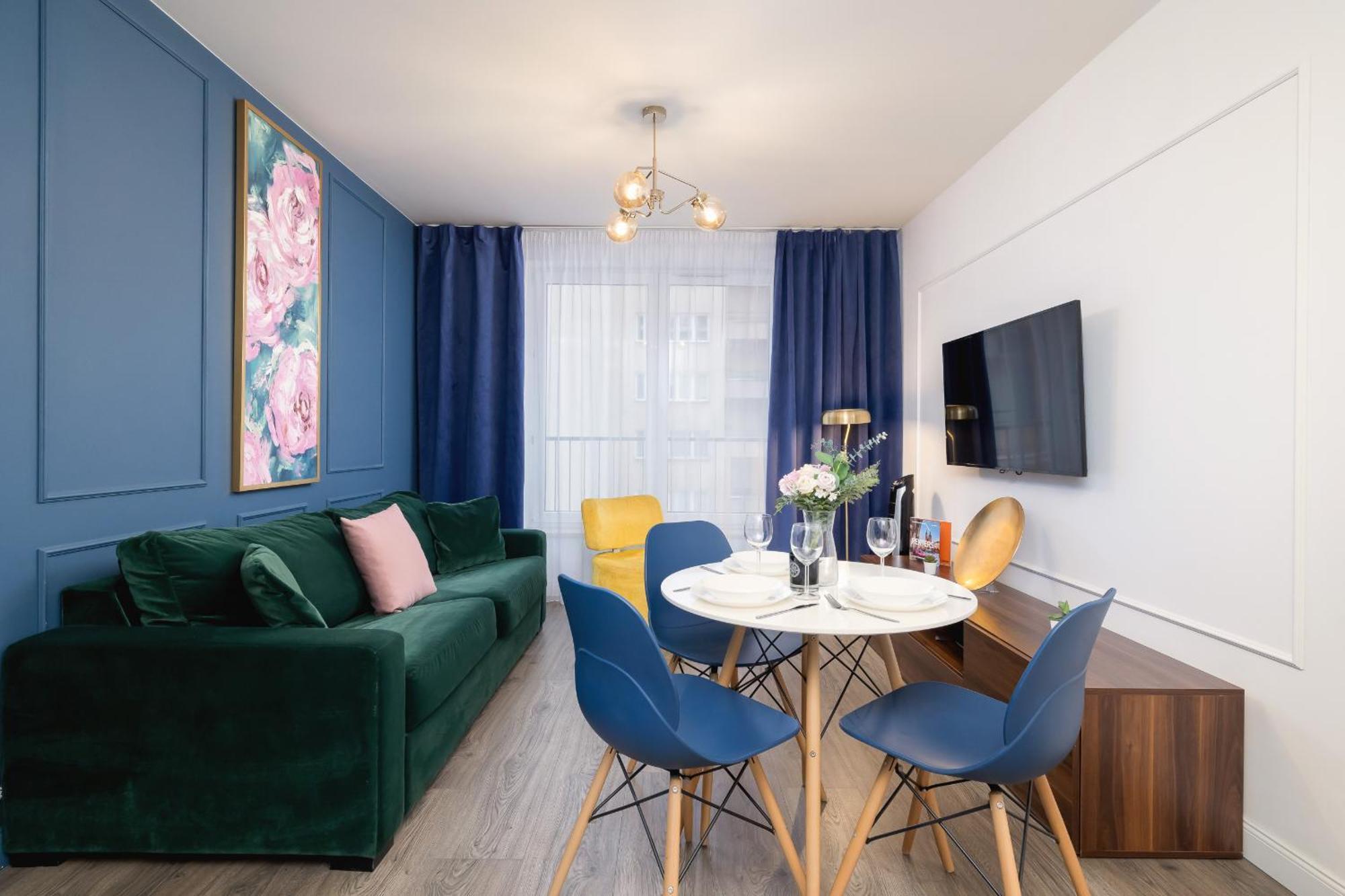 Blue And Green Apartment With Bright Pink Bedroom In Krakow By Noclegi Renters 外观 照片