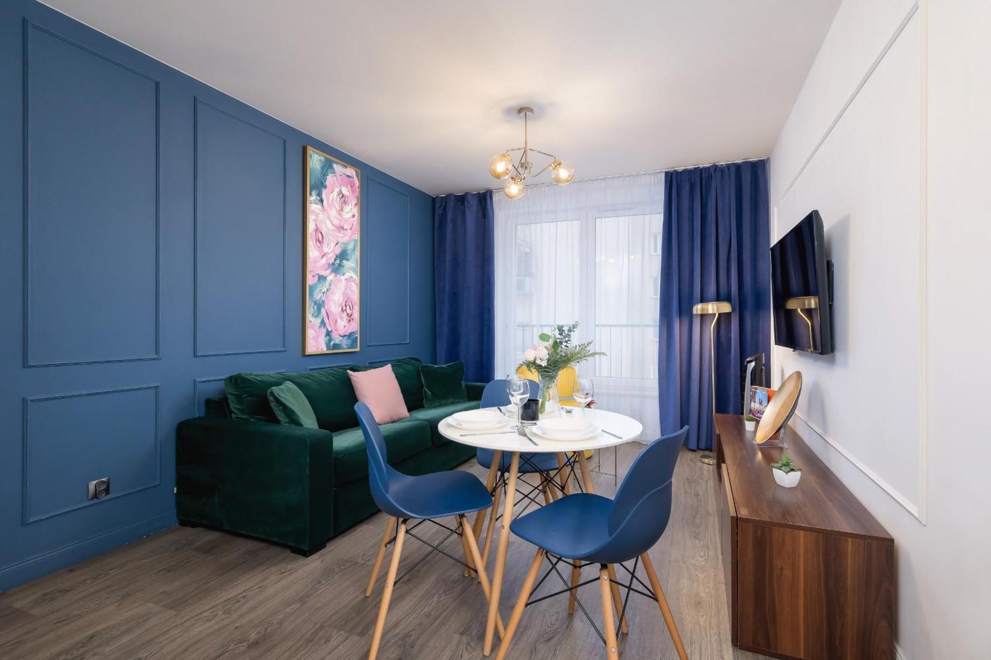 Blue And Green Apartment With Bright Pink Bedroom In Krakow By Noclegi Renters 外观 照片