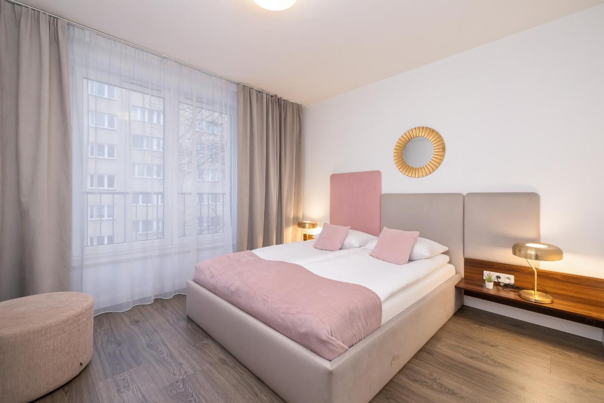 Blue And Green Apartment With Bright Pink Bedroom In Krakow By Noclegi Renters 外观 照片