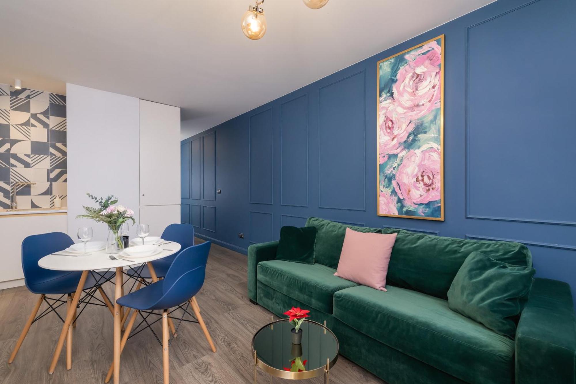 Blue And Green Apartment With Bright Pink Bedroom In Krakow By Noclegi Renters 外观 照片